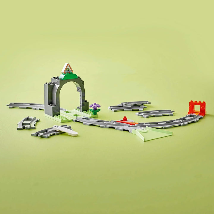 LEGO DUPLO Town Railway Tunnel And Tracks - Set de expansiune, cadou pentru copii mici, încurajează dexteritatea, set de joacă pentru fanii vehiculelor de la 2 ani, jucărie de învățare creativă 10425